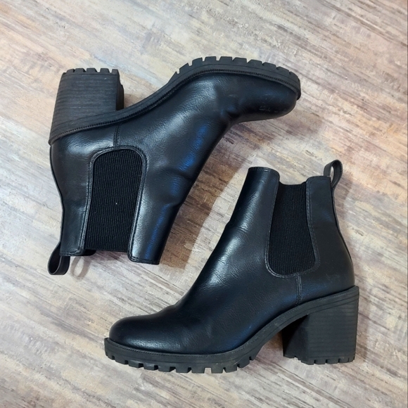 *SOLD* H&M black boots - Picture 1 of 2